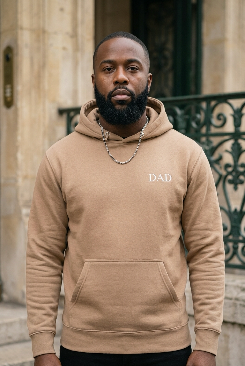 DAD Hoodie in Latte getragen