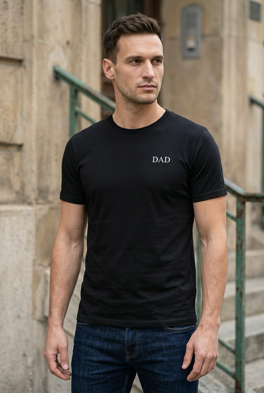 Mann im DAD Shirt