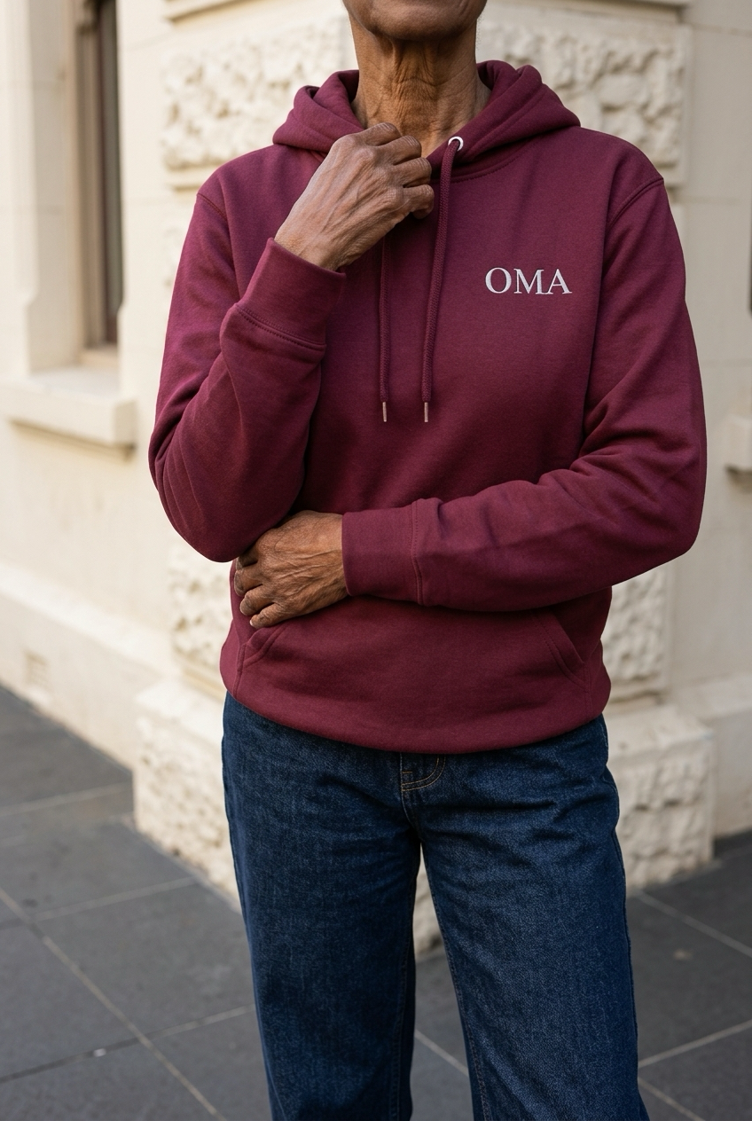 OMA Hoodie – weiss bestickt