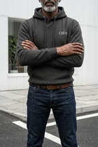 OPA Hoodie in Anthrazit meliert mit weisser Stickerei, getragen