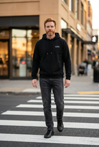 OPA Hoodie in Schwarz mit weisser Stickerei, getragen
