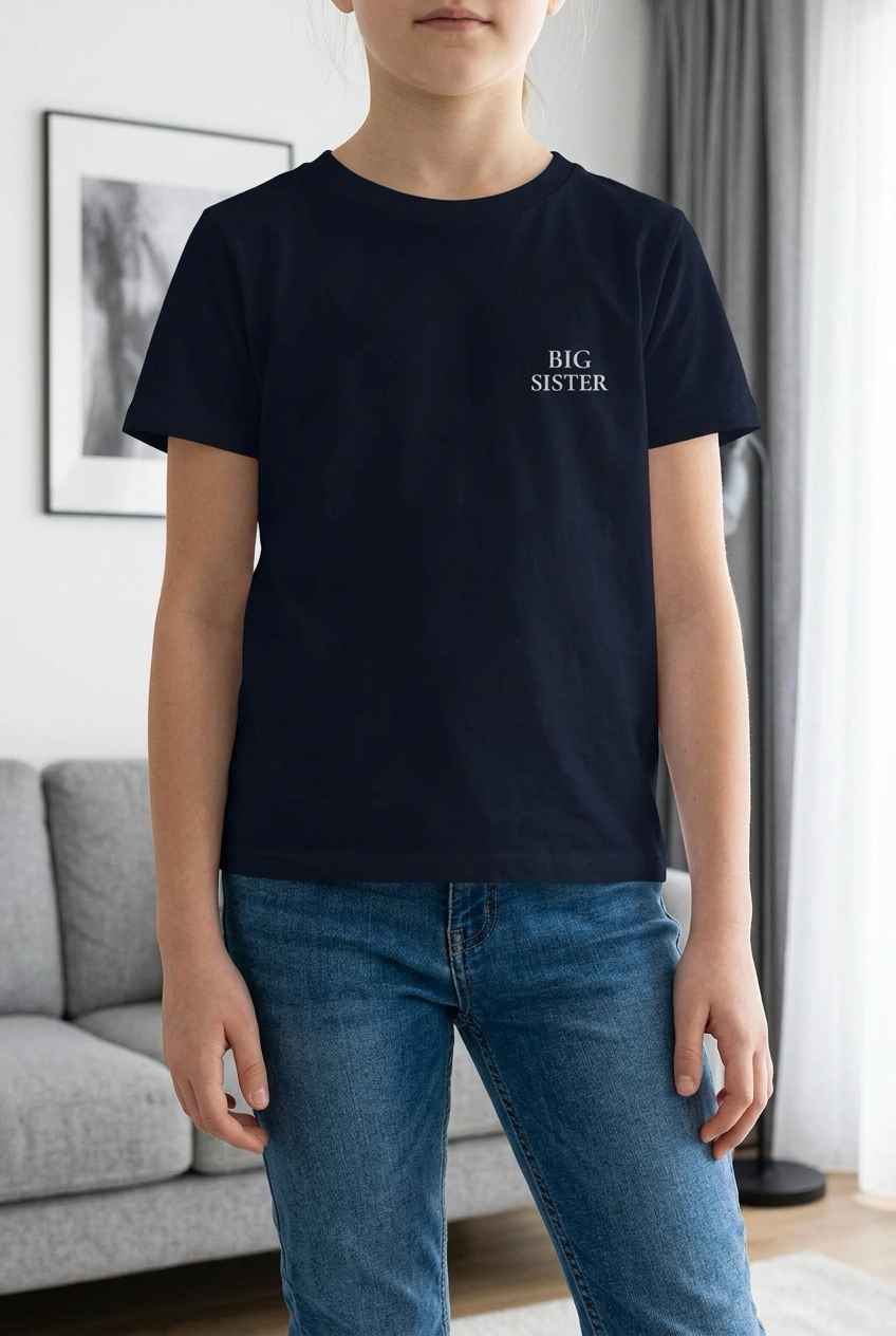 Mädchen im BIG SISTER T-Shirt, getragen