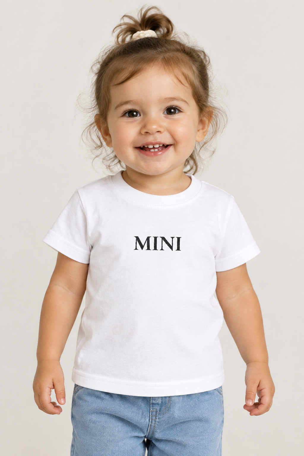 Kleinkind im weissen MINI Baby Shirt