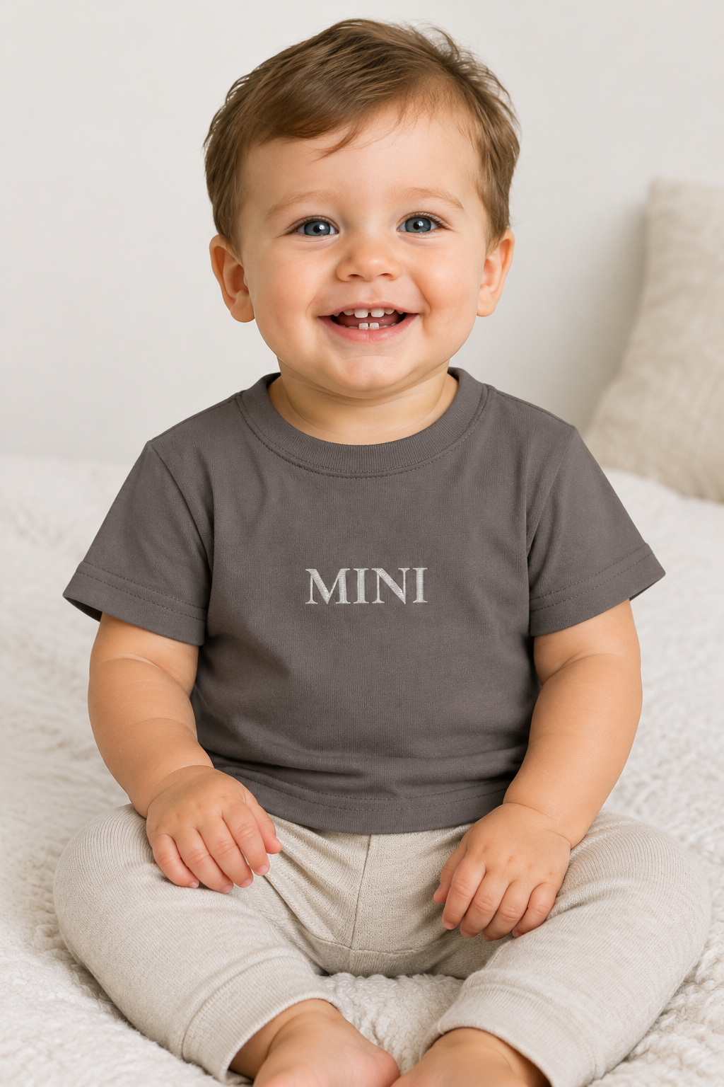 Kleinkind im MINI Baby Shirt in Charcoal