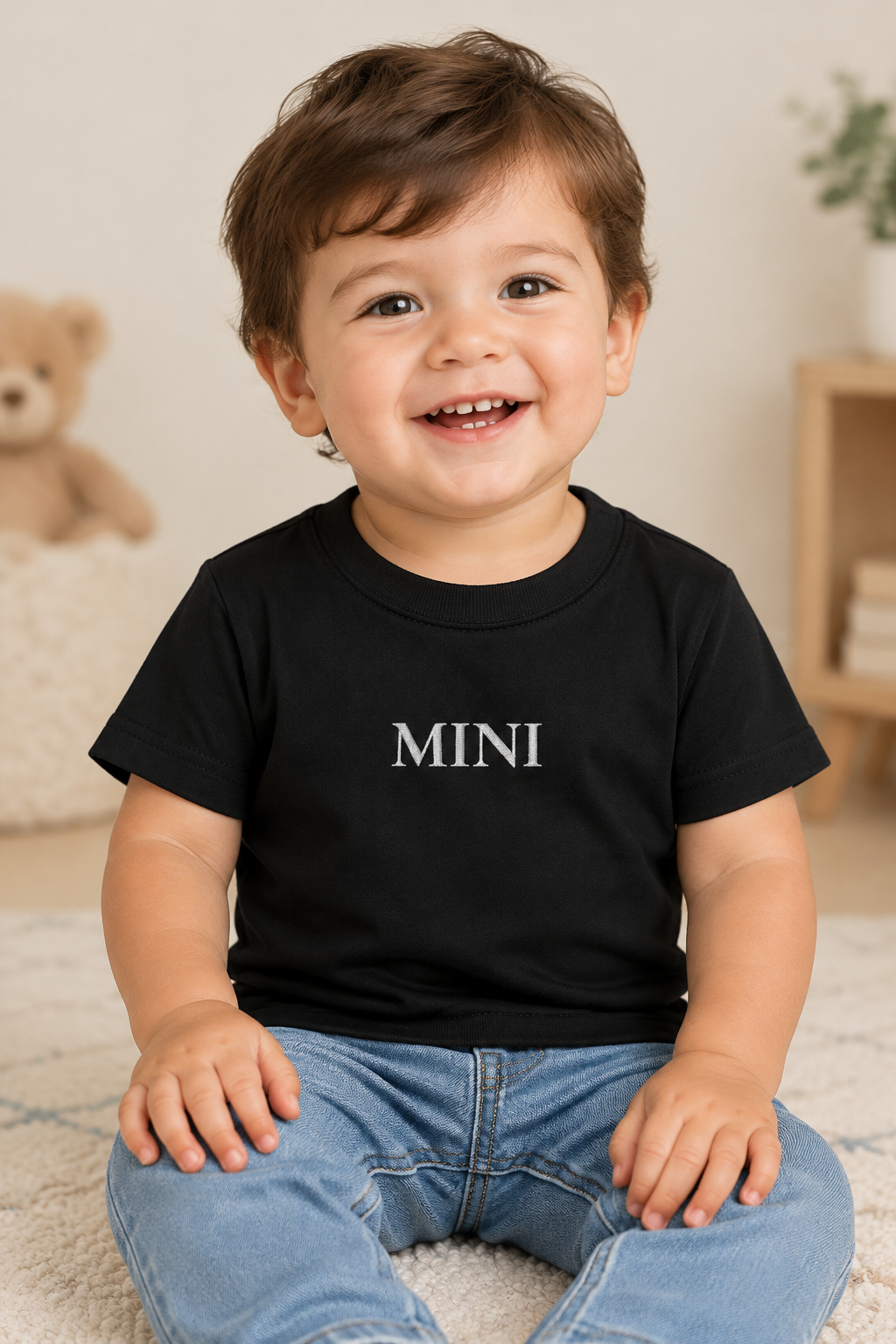 Kleinkind im schwarzen MINI Baby Shirt
