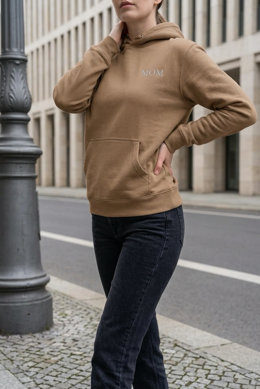 MOM Hoodie am Abend getragen