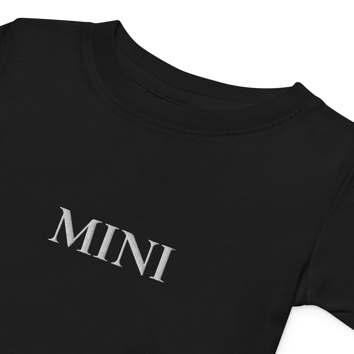 Nahaufnahme der MINI Stickerei auf Schwarz