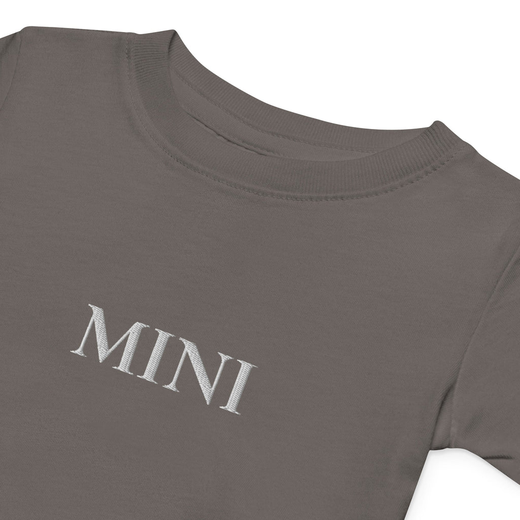 Nahaufnahme der MINI Stickerei auf Charcoal