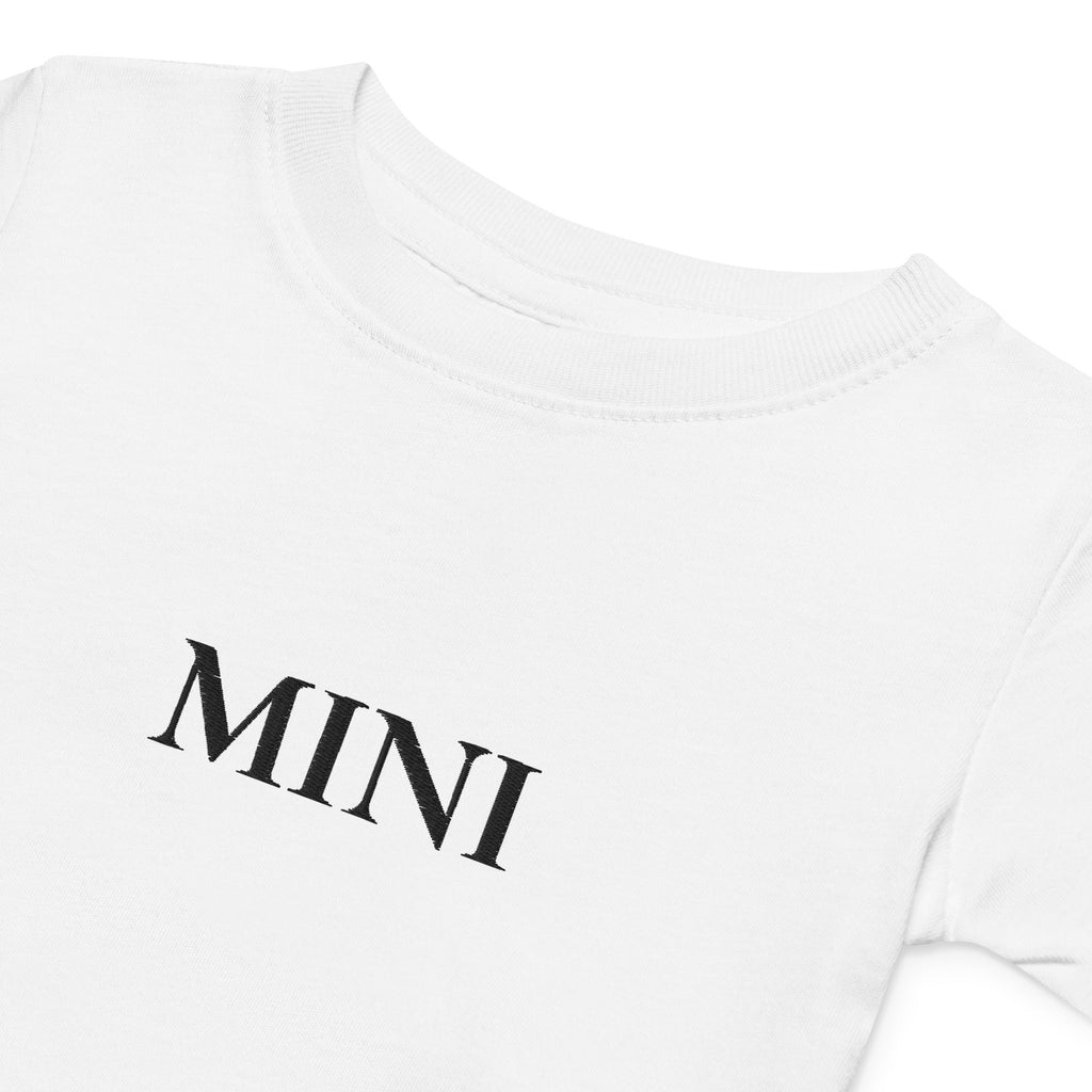 Nahaufnahme der MINI Stickerei auf Weiss