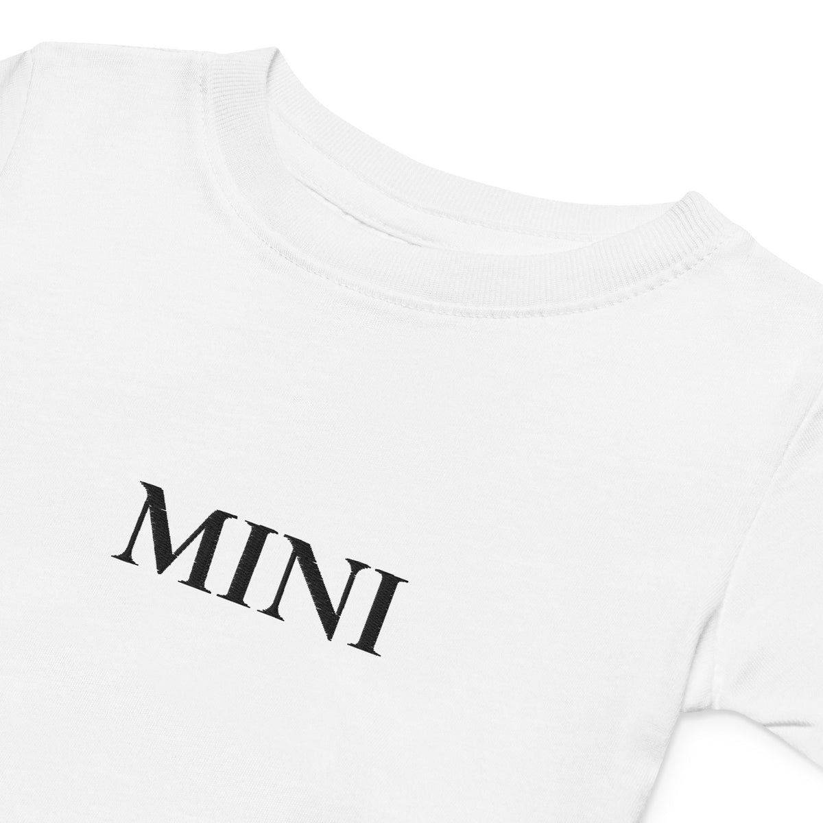 Nahaufnahme der MINI Stickerei auf Weiss