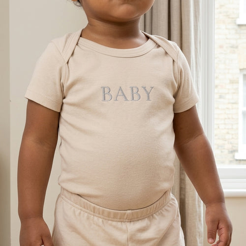 BABY Body in Organic Natural, getragen