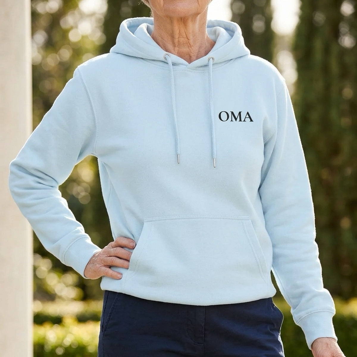 OMA Hoodie in Sky Blue, getragen