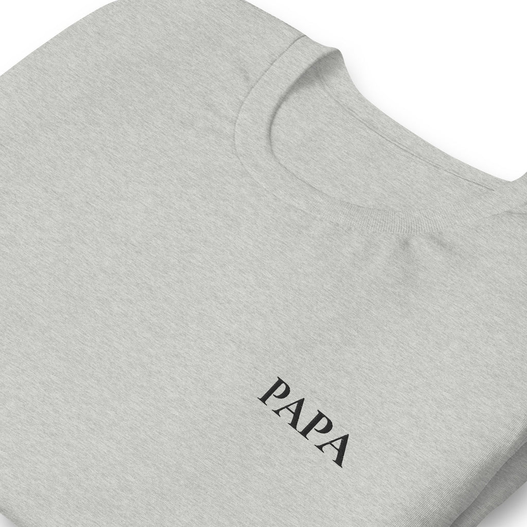 Nahaufnahme der PAPA Stickerei auf Grau meliert