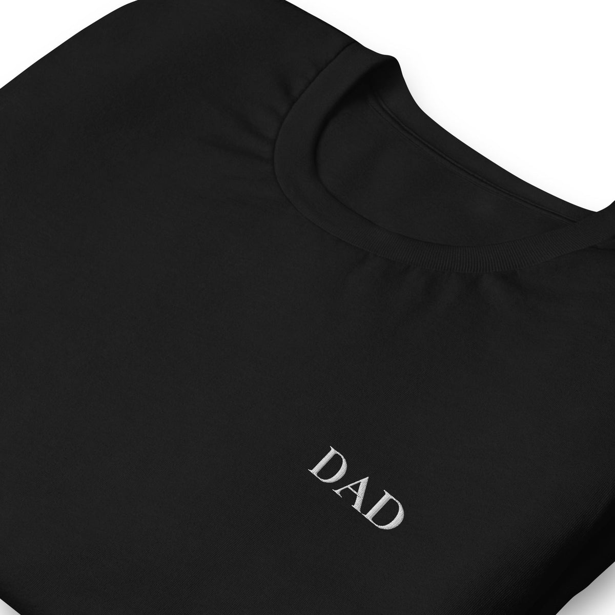 Nahaufnahme der DAD Stickerei auf Schwarz