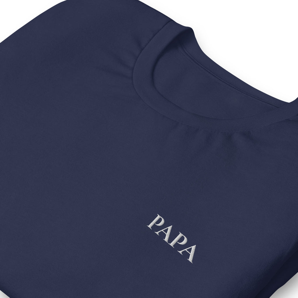 Nahaufnahme der PAPA Stickerei auf Navy