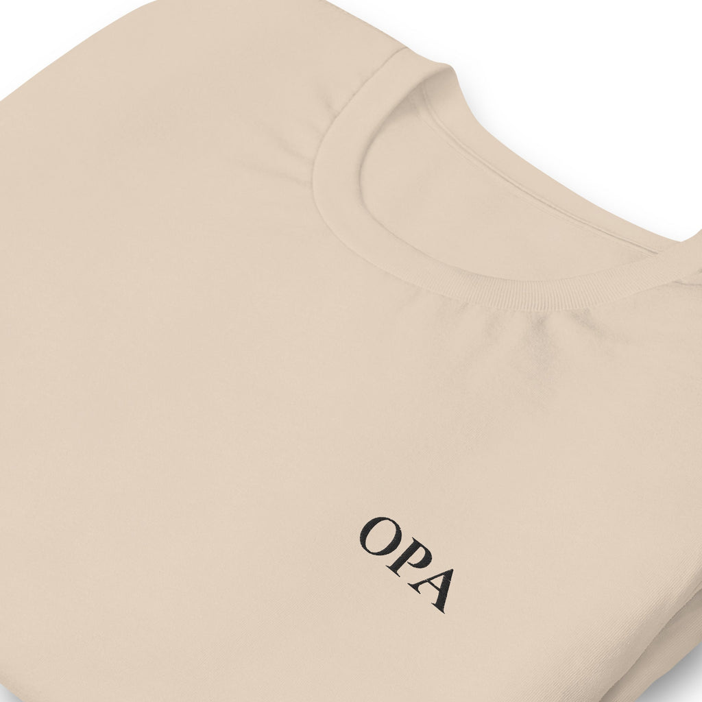 Nahaufnahme der OPA Stickerei auf Soft Cream