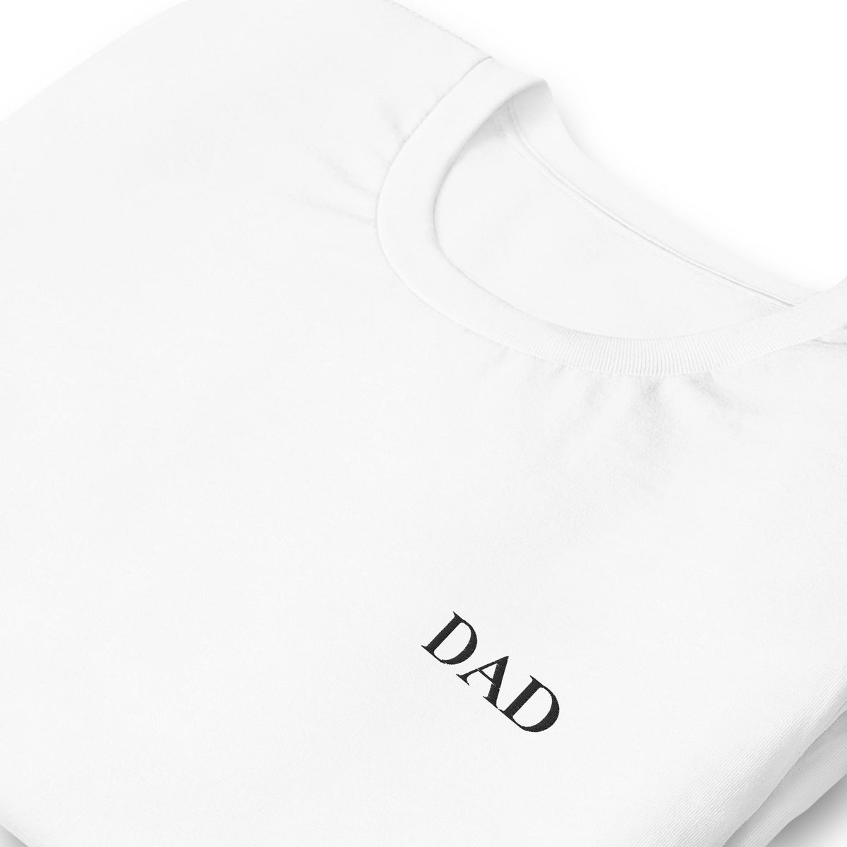 Nahaufnahme der DAD Stickerei auf Weiss